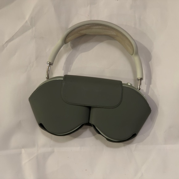 Apple Airpod Max (Gen 1) in Green - Picture 3 of 5